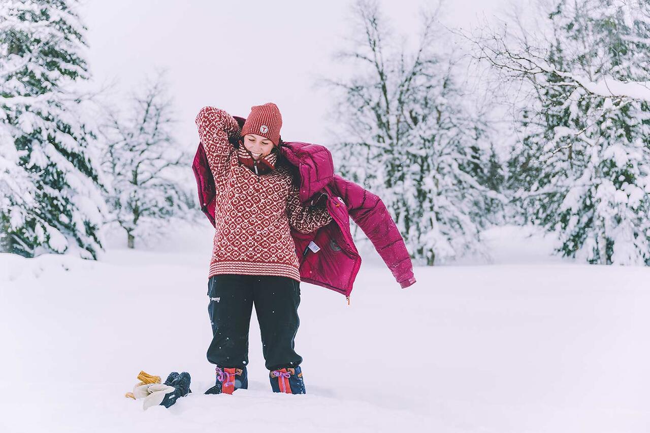 Når det er kaldt ute, er riktig bekledning avgjørende for gode turopplevelser. Med smarte lag som holder på varmen, transporterer fukt og beskytter mot vær og vind, kan hele familien være ute lenger – og ha det bedre på tur. 